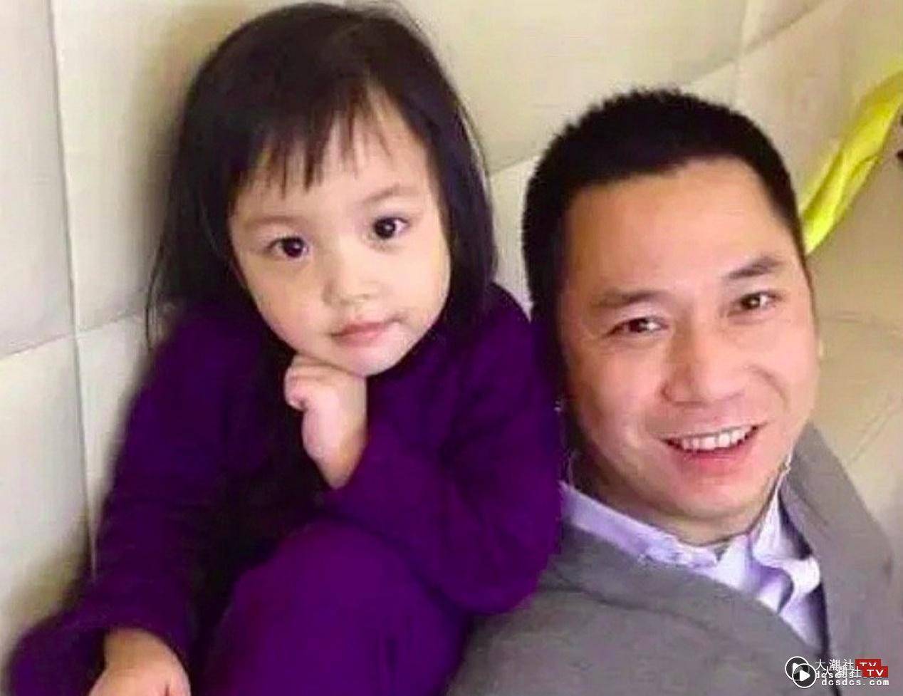 赵薇老公与女儿。(微博图片)